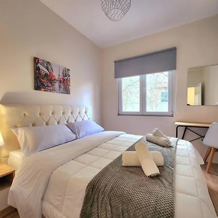 Toptani Deluxe Flat W 24h Check In Apartment