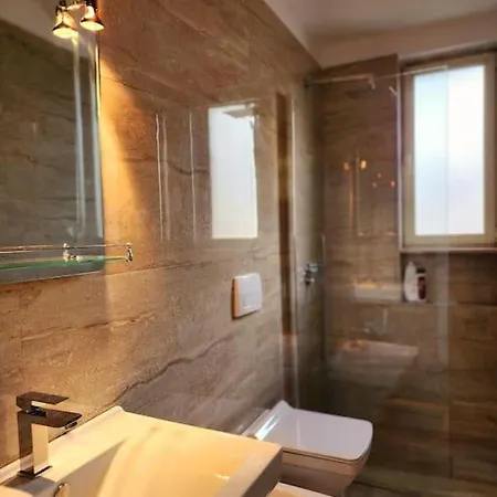 Toptani Deluxe Flat W 24h Check In Apartment