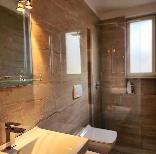 Toptani Deluxe Flat W 24h Check In Apartament