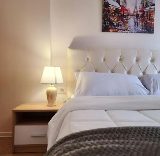 Toptani Deluxe Flat W 24h Check In Apartament